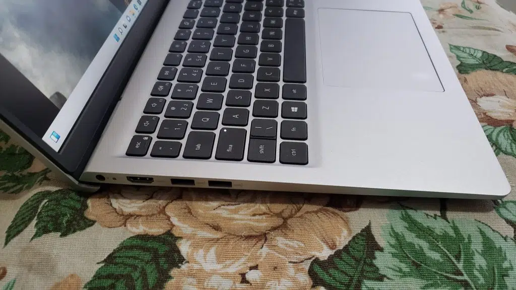 Review: notebook dell inspiron 15 3000 Lado esquerdo do notebook