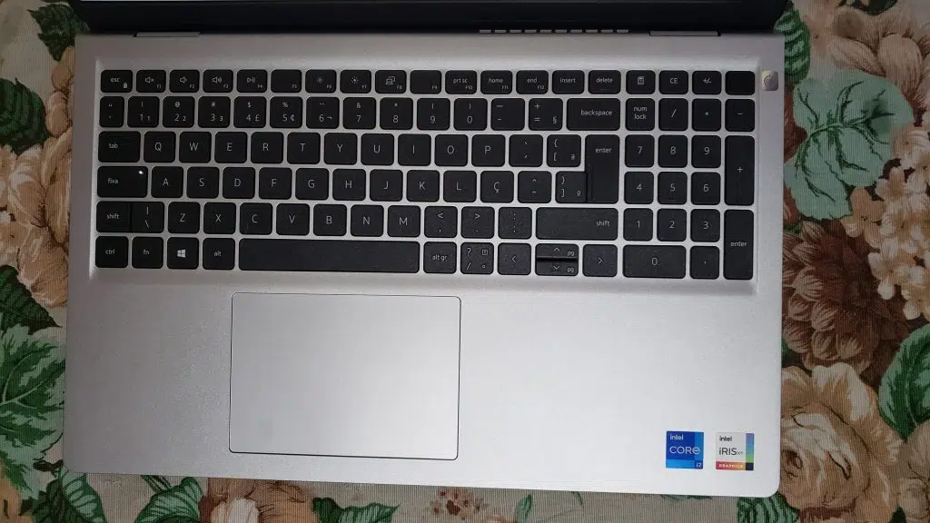 Review: notebook dell inspiron 15 3000 Imagem do teclado do notebook