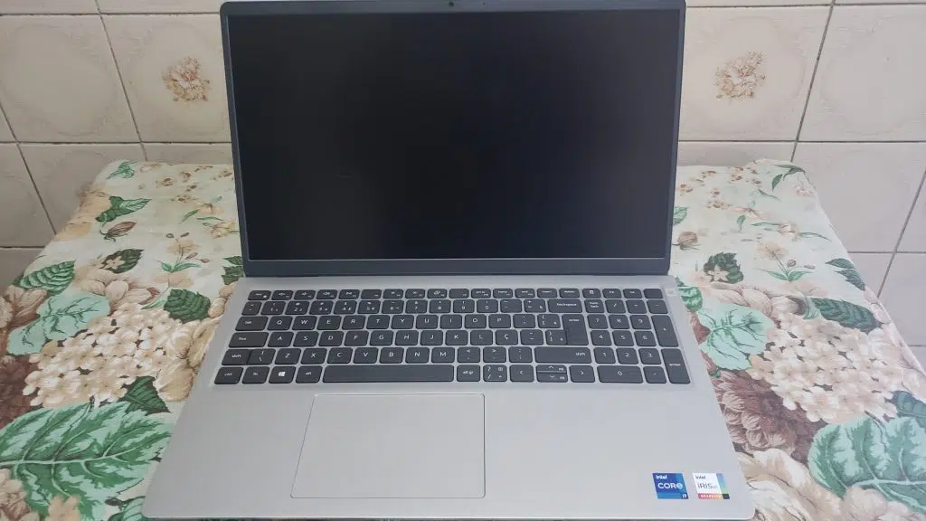 Review: notebook dell inspiron 15 3000 Imagem a média distância do notebook