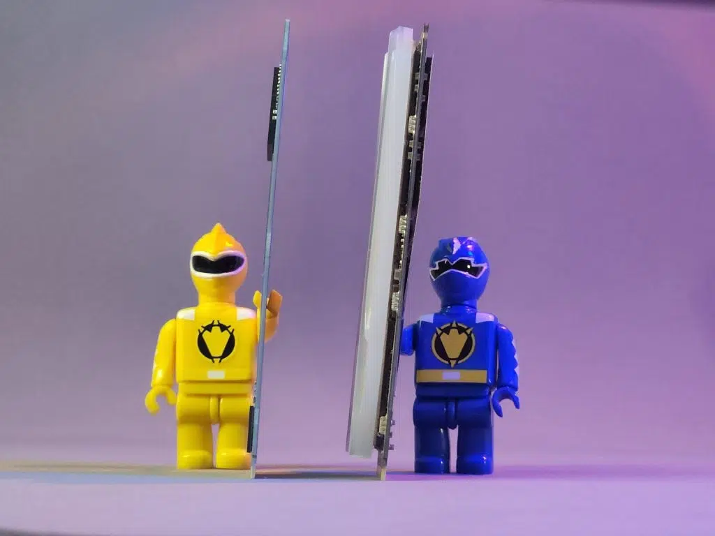 Review: ssd wd blue sn570 nvme 500gb Power ranger amarela segurando o ssd wd blue sn570 nvme e ao lado o power ranger azul segurando o xpg spectrix (que é bem mais grosso)