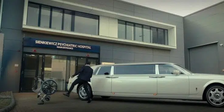 Cavaleiro da lua: crítica, referências e easter-eggs no episódio 6 Jake chega de limosine em cavaleiro da lua