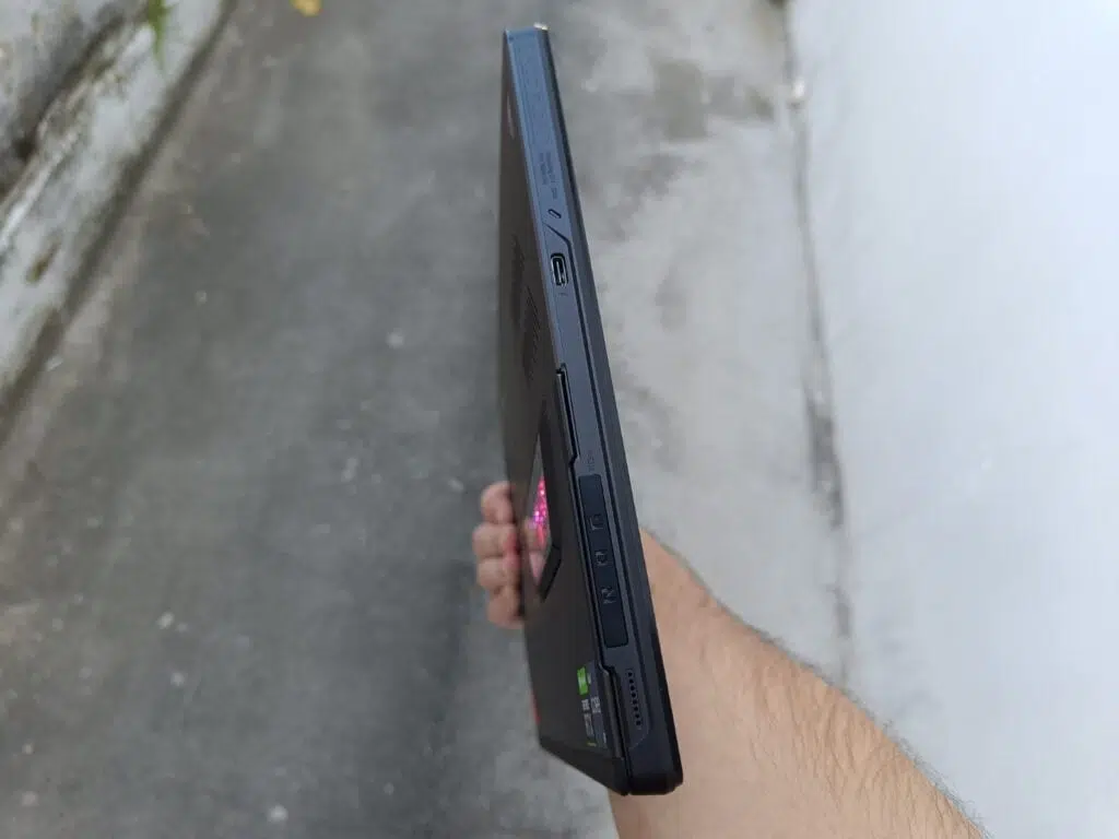 Review: rog flow z13, híbrido notebook-tablet gamer e portátil Conexões do rog flow z13
