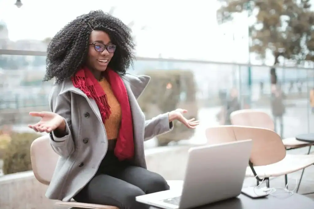 Google lance des cours de technologie professionnelle avec certificats Fille qui a suivi l'un des cours de technologie Google