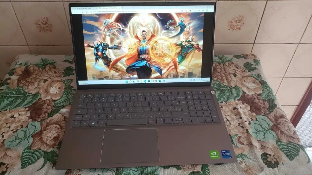 Review: notebook dell inspiron 15 arrasa no dia a dia Foto do notebook com um pôster em 4k de dr. Estranho.