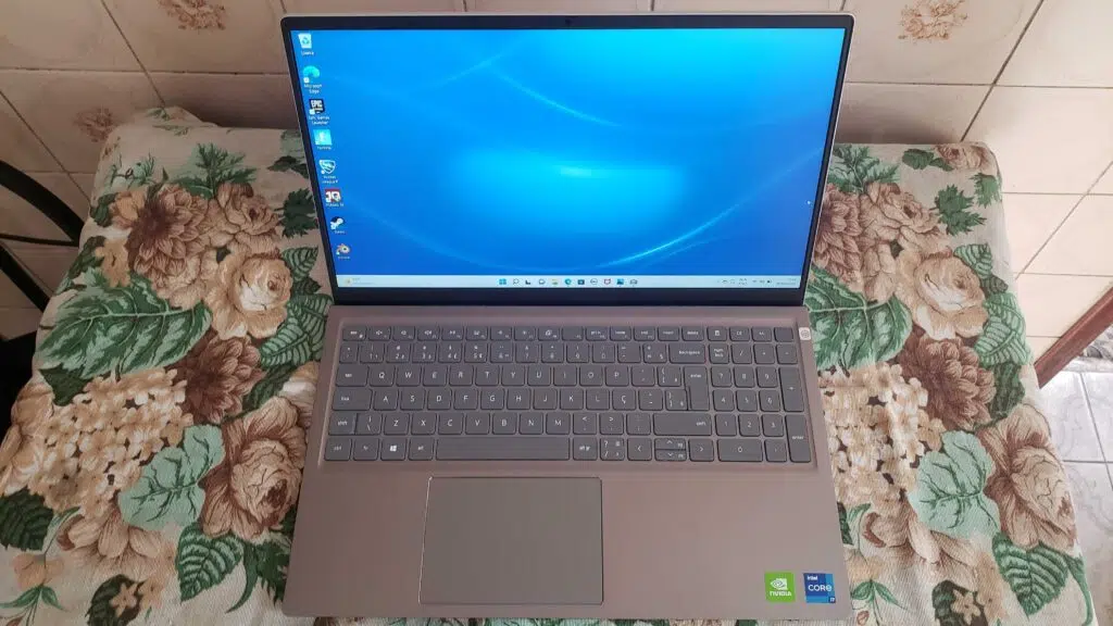 Review: notebook dell inspiron 15 arrasa no dia a dia Imagem de média distância do notebook dell inspiron 15