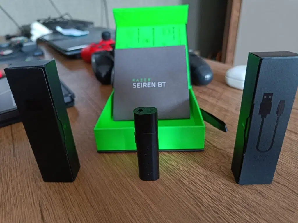 Ulasan: Mikrofon Bluetooth Razer Seiren BT Razer Seiren BT dilengkapi dengan kabel data dan dua kaca depan di dalam kotak.