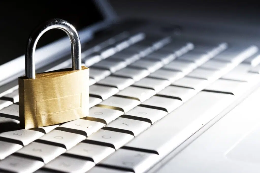 Como recuperar a conta do hotmail e aumentar a segurança Cadeado em cima de um teclado de computador