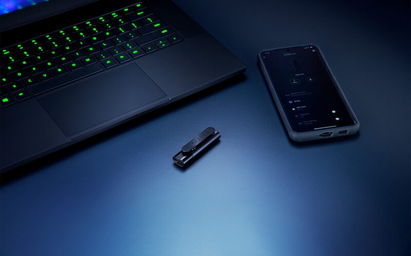 Razer seiren bt junto a um smartphone e um laptop