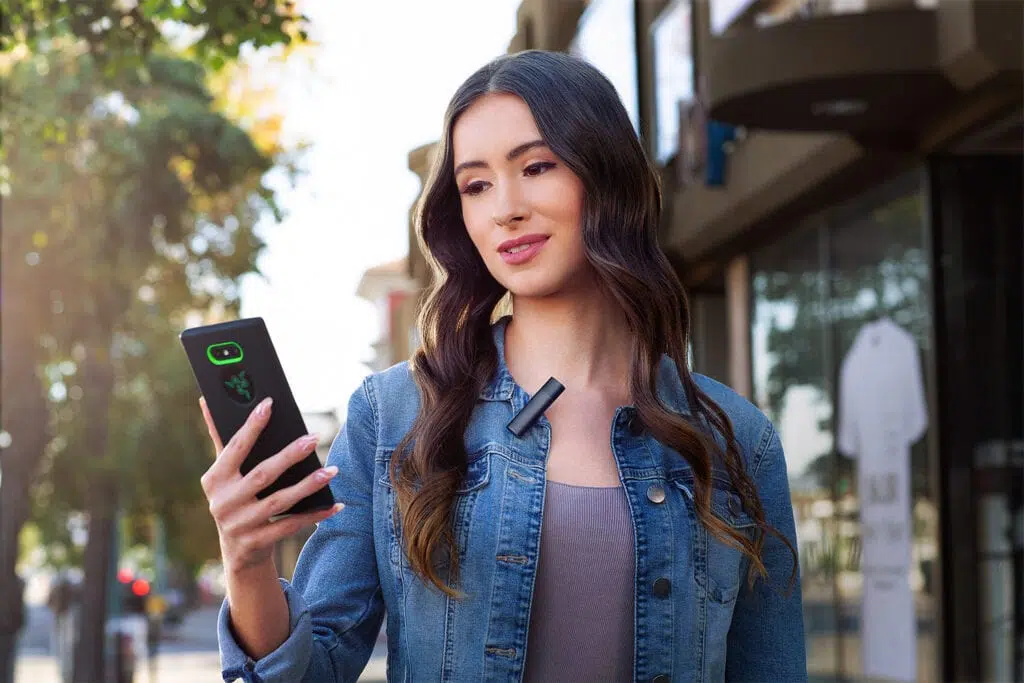 Ulasan: Mikrofon Bluetooth Razer Seiren BT Wanita menggunakan razer seiren bt di jalan