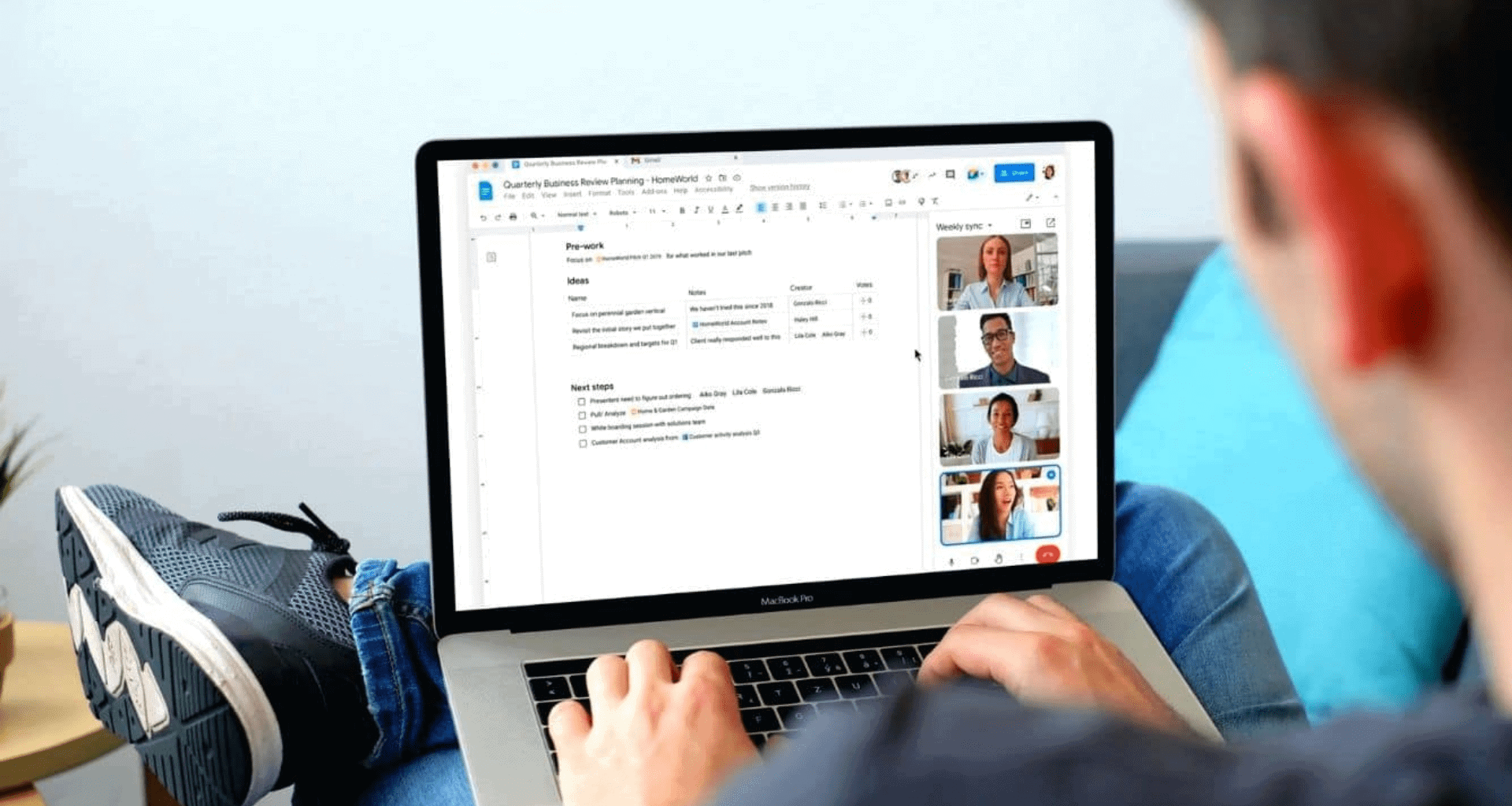 Uomo che utilizza Google Documenti con schermo intelligente