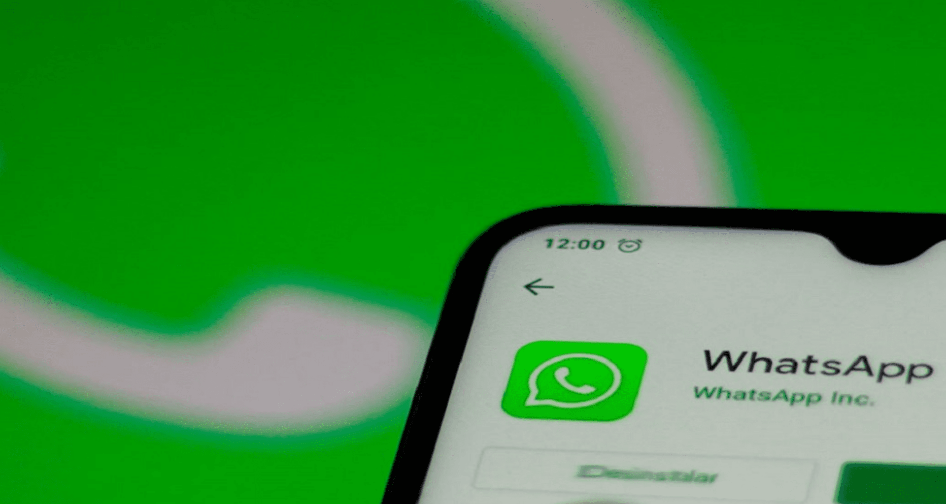 Whatsapp business sendo instalado em um smartphone