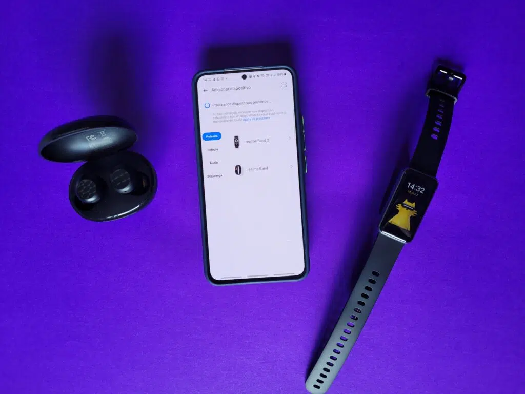 Review: smartband realme band 2 Buds q2, galaxy s22 e realme band 2 em fundo roxo.
