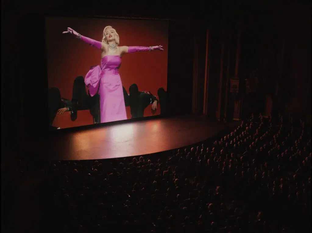 Blond: Netflix brengt trailer uit voor de biografie van Marilyn Monroe Blond: Netflix brengt trailer uit voor de biografie van Marilyn Monroe. Blonde laat het leven van Marilyn Monroe zien waarin fictie en realiteit samenkomen, met de nadruk op de bekendheid van de actrice en ook op haar romantische relaties