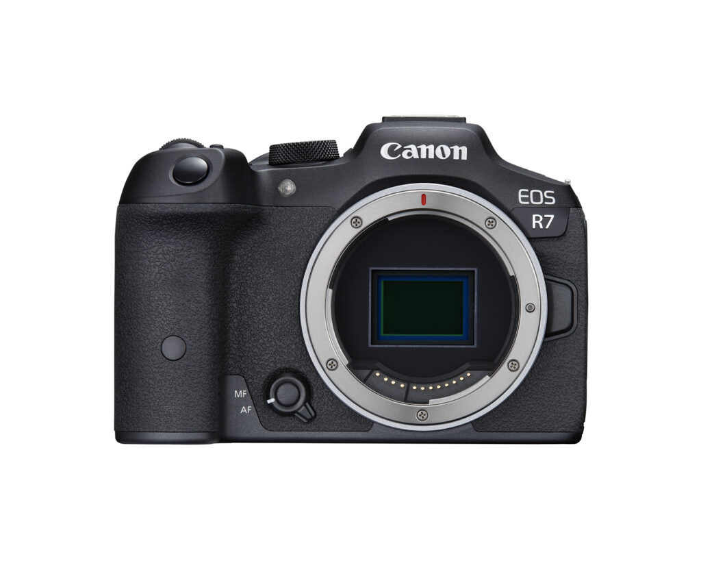Canon apresenta câmeras eos r7 e eos r10 mirrorless para creators. Câmeras eos r7 e eos r10 da canon são primeiros produtos da empresa com sensor aps-c e tecnologia mirrorless, ou seja, sem espelho