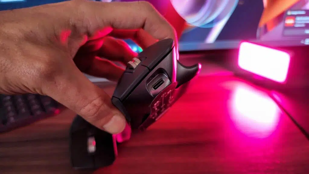 Review: logitech mx master 3s Mostrando a entrada usb-c de carregamento do mouse logitech mx master 3s
