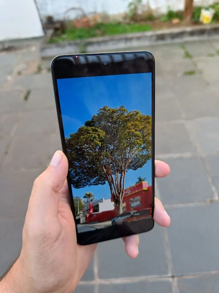 Review: motorola edge 30 Parte frontal do motorola edge 30 conta com uma câmera em formato de furo