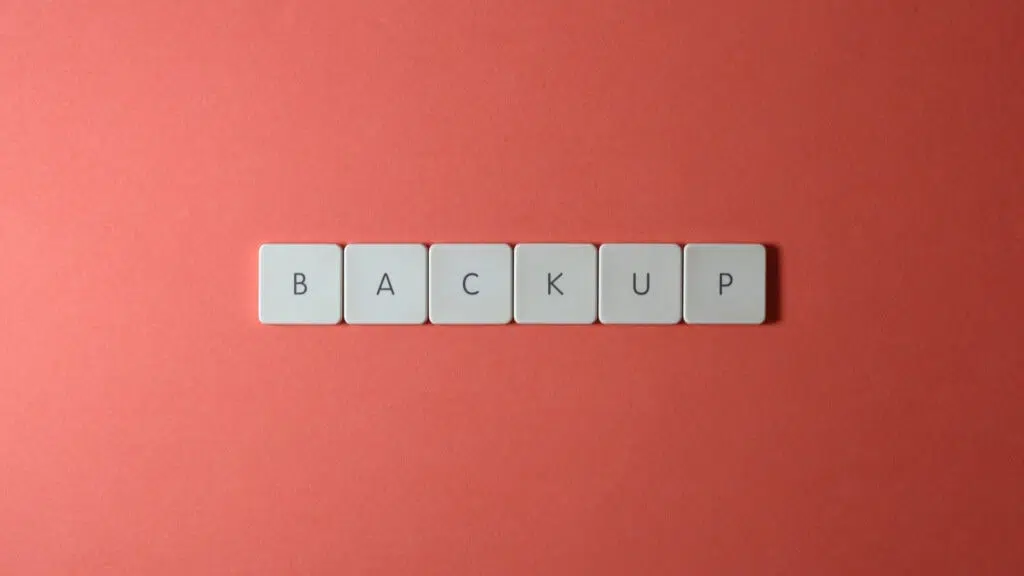 Como esconder nudes no iphone e android Teclas de teclado com frase backup escrita, sobre um fundo rosa