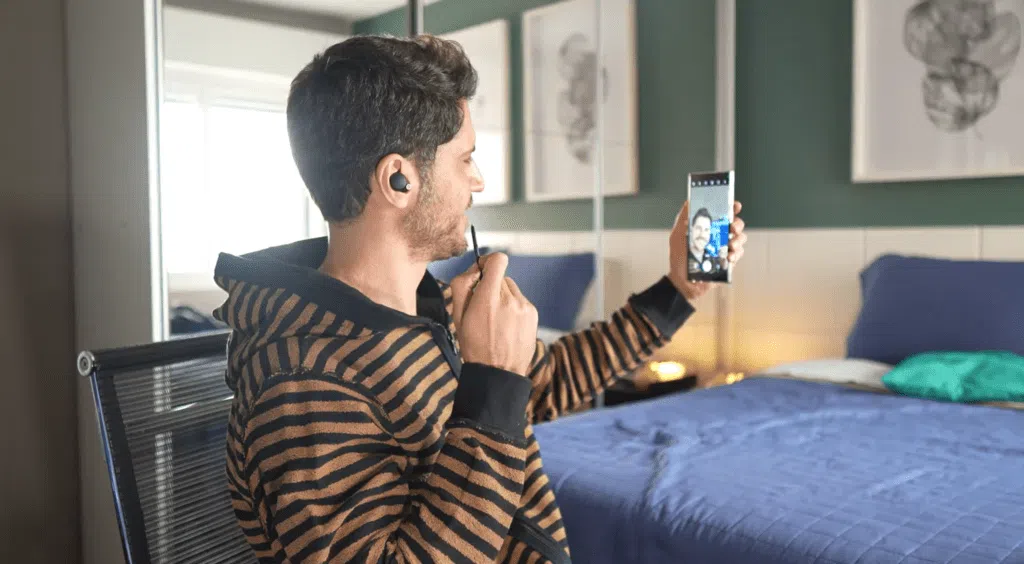 55 dicas e truques do galaxy s22, s22+ e s22 ultra para aproveitar o smartphone ao máximo Homem branco com moletom listrado utilizando s pen do galaxy s22 para tirar uma foto