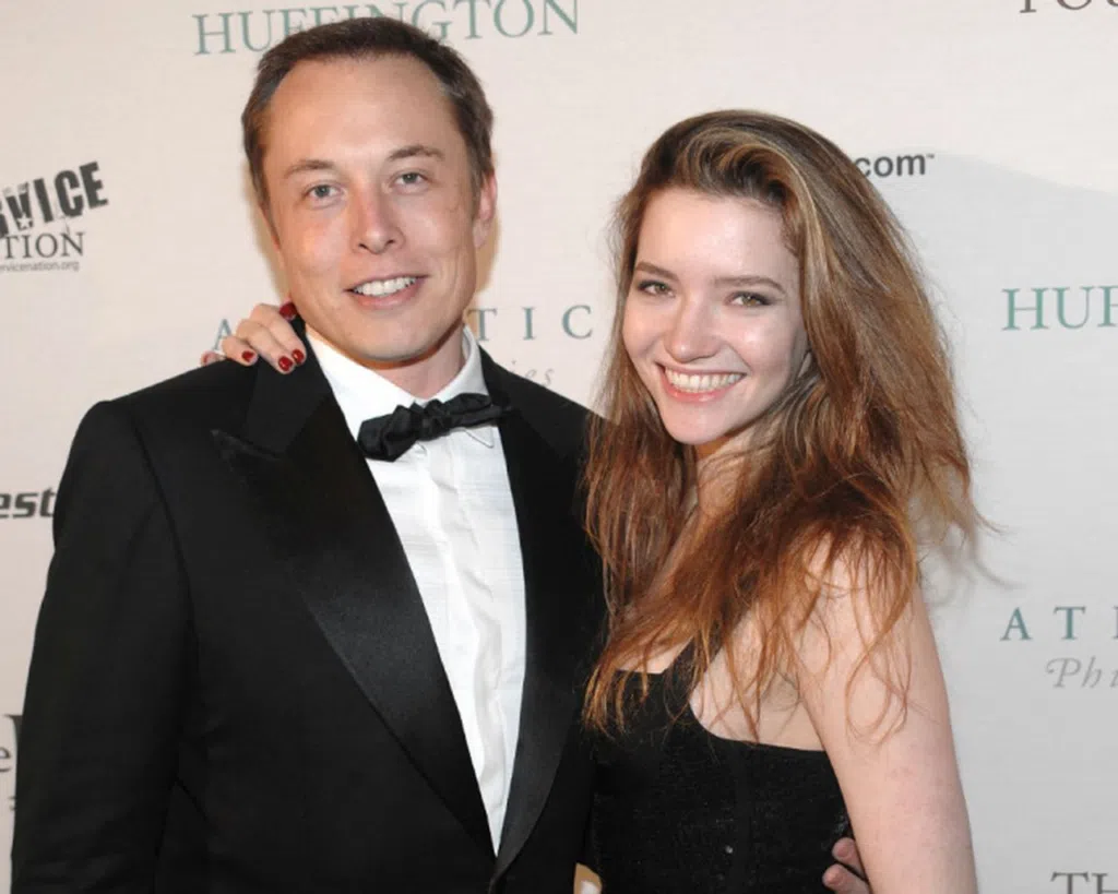 Elon Musks första dotter stämmer för att ta bort faderns namn Elon Musks första dotter går till domstol för att ta bort sin fars namn. Elon Musks dotter hävdade att hon inte längre vill bli associerad med sin far och ansökte i april till den amerikanska domstolen för att begära borttagning av miljardärens efternamn.