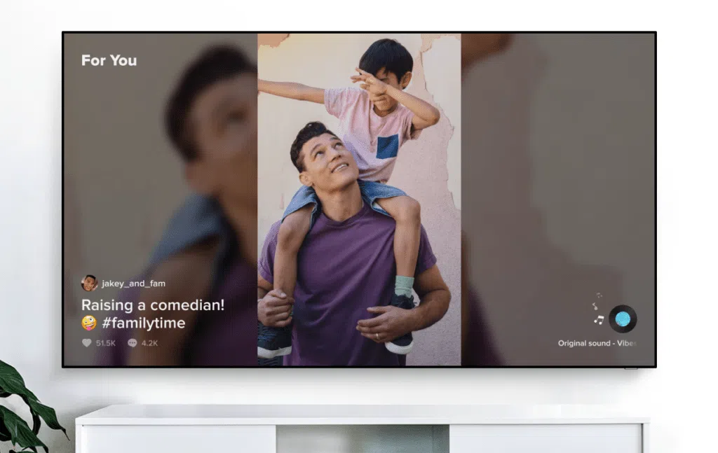 Como ver tiktok na tv Como ver tiktok na tv. Assistir vídeos curtos no smartphone entretém um bocado, mas e ver o tiktok na tv, já imaginou? Vem ver como o app funciona nas smart tvs da samsung