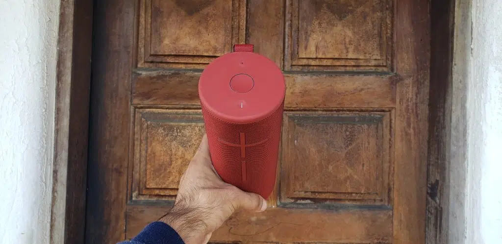 Review: megaboom 3 tem graves ideais para festas Pessoa segurando a caixa de som sem fio megaboom 3