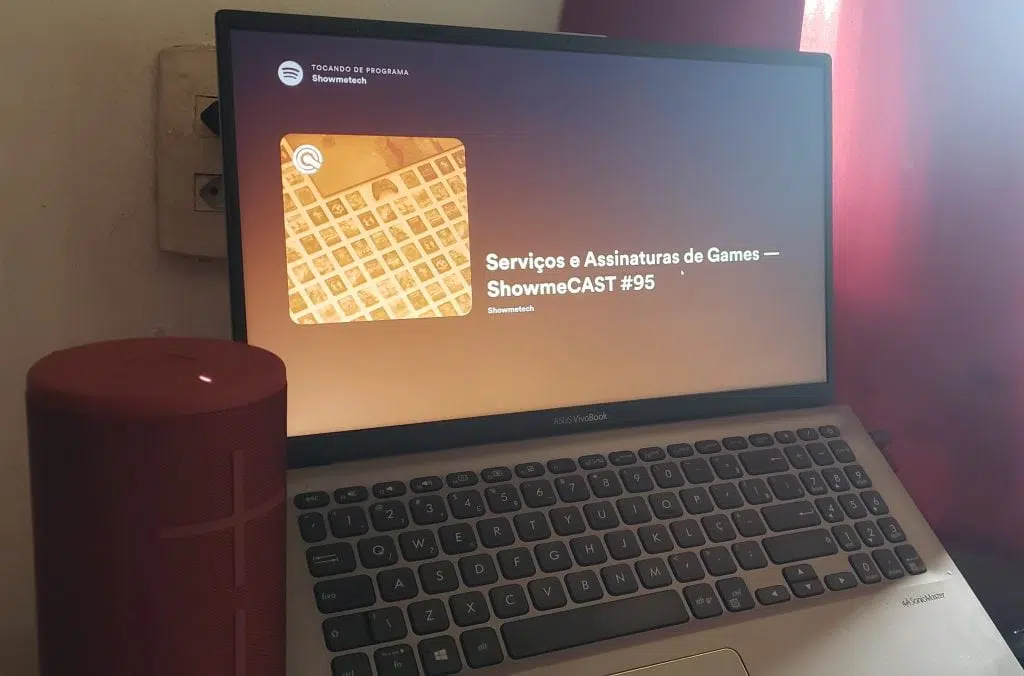 Review: megaboom 3 tem graves ideais para festas Megaboom 3 ao lado de um notebook