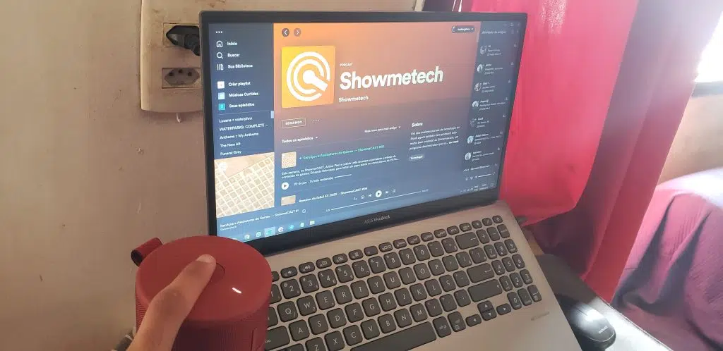 Review: megaboom 3 tem graves ideais para festas Megaboom 3 tocando episódio de podcast