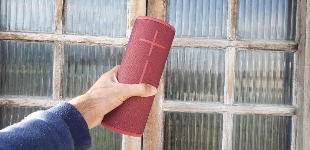 Review: megaboom 3 tem graves ideais para festas Pessoa segurando a caixa de som sem fio megaboom 3