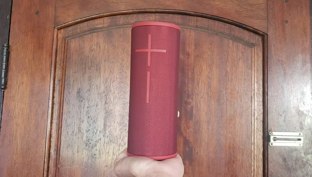 Review: megaboom 3 tem graves ideais para festas Pessoa segurando a caixa de som sem fio megaboom 3