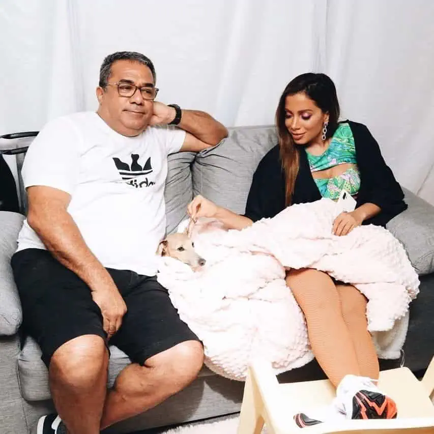 Tatuagem da anitta: entenda a reviravolta no mundo sertanejo Anitta ao lado de seu pai, mauro machado