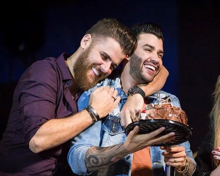 Tatuagem da anitta: entenda a reviravolta no mundo sertanejo Zé neto e gusttavo lima