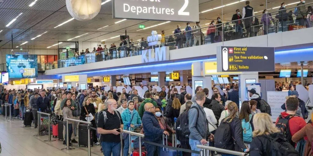 ¿Puede el caos aéreo en Europa afectar a Brasil? ¿Puede el caos aéreo en Europa afectar a Brasil?. Cientos de vuelos cancelados diariamente, largas colas, esperas angustiosas y todo un escenario de caos se vive en los aeropuertos de Europa. Pero, ¿cómo puede impactar esto en el turismo nacional?
