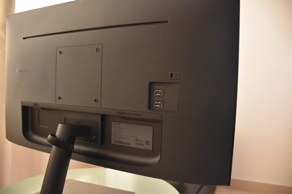 Parte de trás do monitor, com entradas de conexões satisfatórias para usuários que querem um monitor para trabalho e smart tv