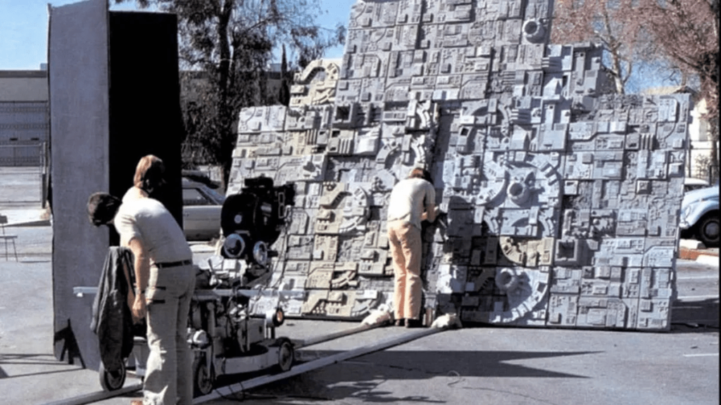 Série light and magic mostra como george lucas revolucionou o mundo dos efeitos especiais A foto mostra a preparação para a filmagem da sequência final de star wars iv, com uma grande maquete da estrela da morte no estacionamento do armazém onde várias cenas foram filmadas, como visto na série light and magic.