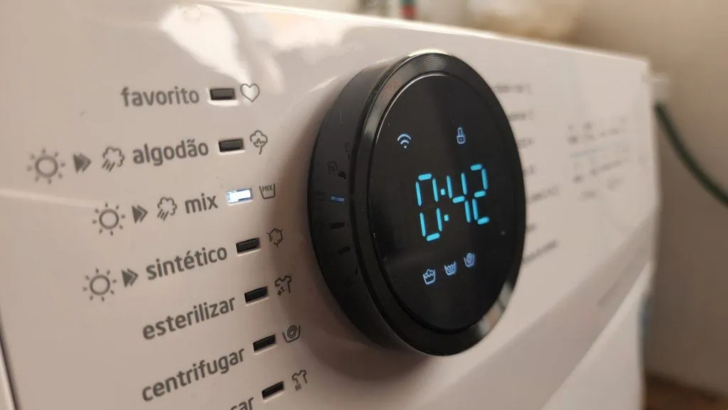 Review: midea healthguard smart mf200 wasmachine en droger De "lunar-knop" maakt het eenvoudig om de wascycli van de midea healthguard smart mf200 wasmachine en droger te regelen