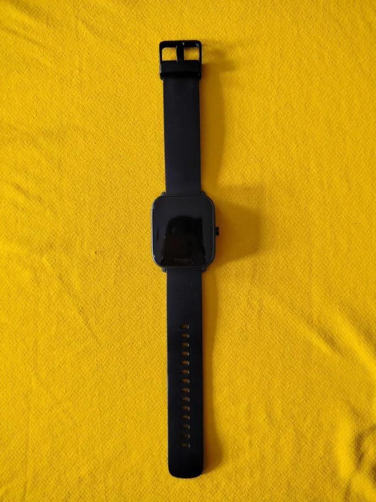 Bewertung: Smartwatch amazfit bip u pro Das amazfit bip u pro auf gelbem Hintergrund