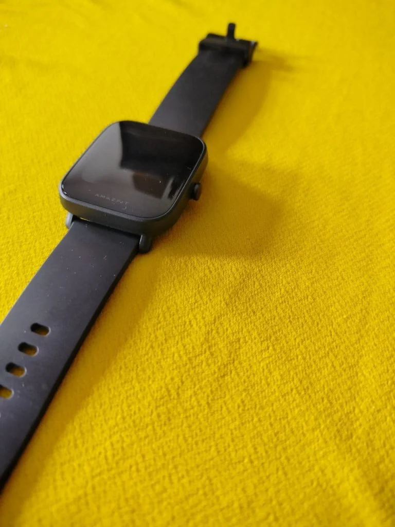 Bewertung: Smartwatch amazfit bip u pro Amazfit bip u pro auf gelbem Hintergrund