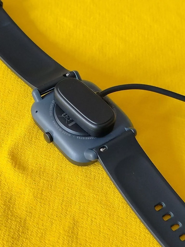 Bewertung: Smartwatch amazfit bip u pro Amazfit bip u pro mit dem Anschluss auf der Rückseite