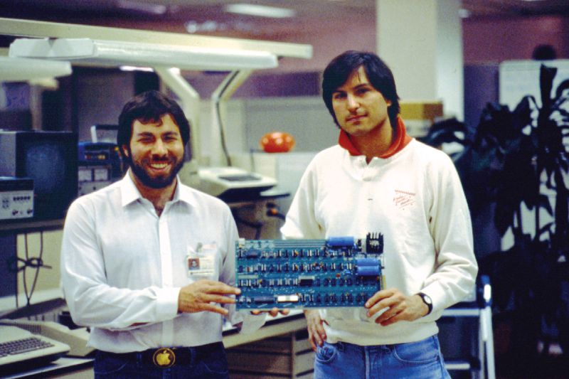 Steve jobs e steve wozniak segurando protótipo de primeiro computador da apple