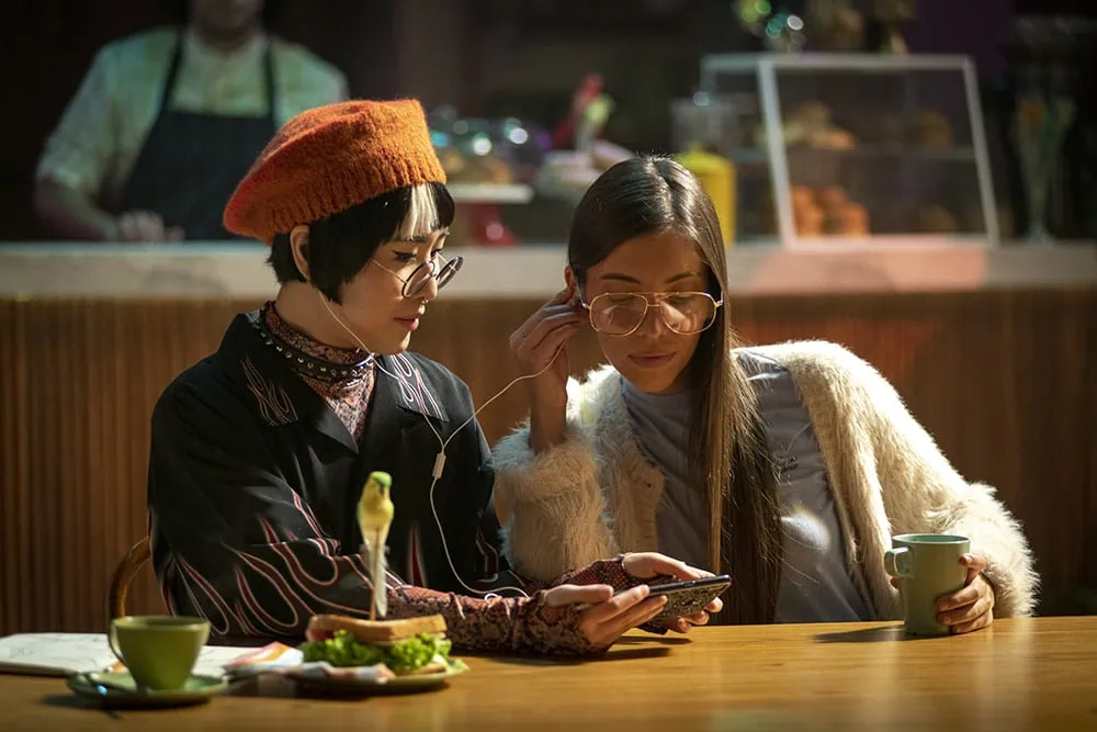Como usar o novo áudio espacial da netflix Mulheres assistindo conteúdo de serviço de streaming de vídeo