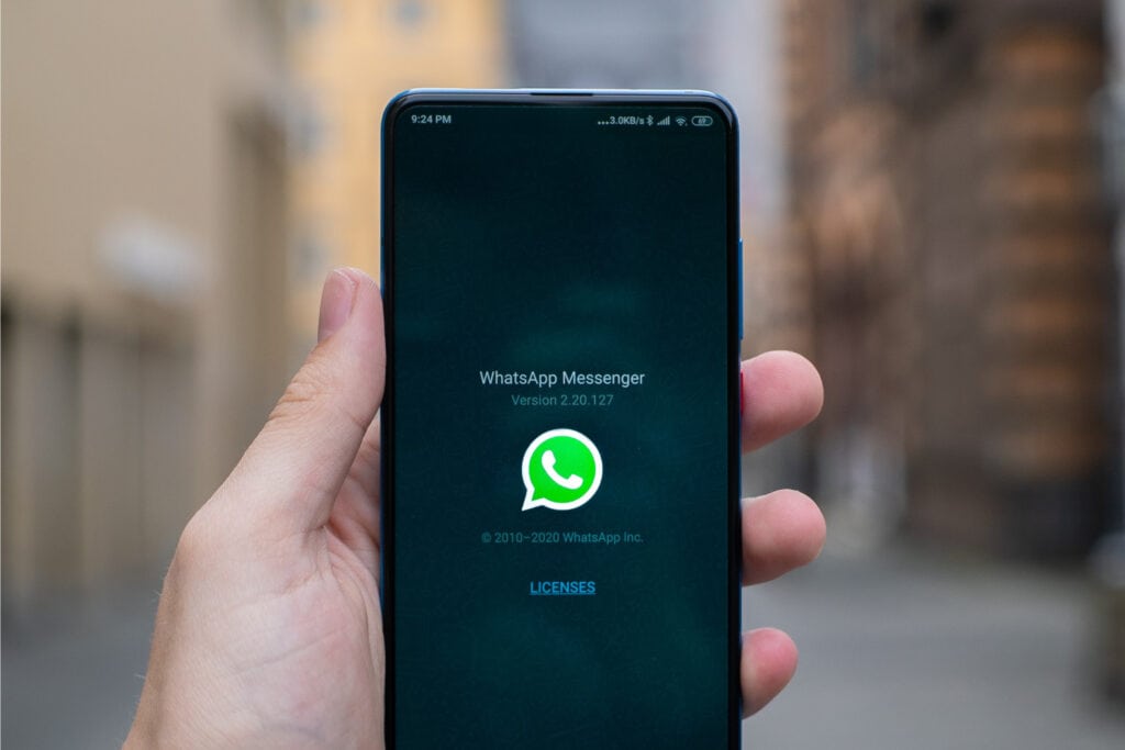 Pessoa segurando celular rodando whatsapp para android
