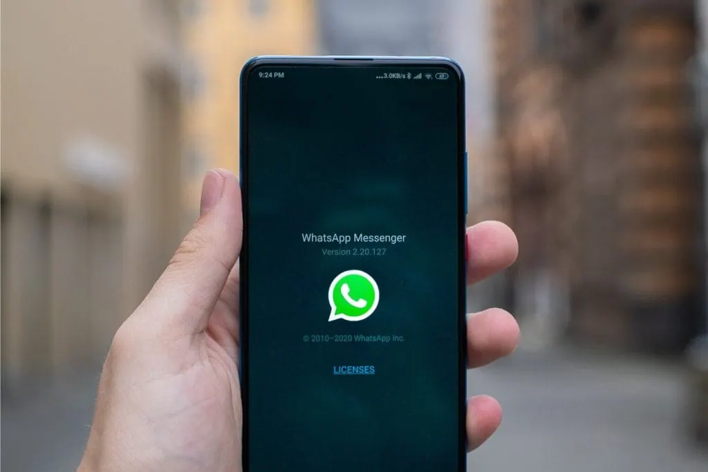 Cómo hacer una copia de seguridad de WhatsApp en Android Persona con teléfono celular con whatsapp para android