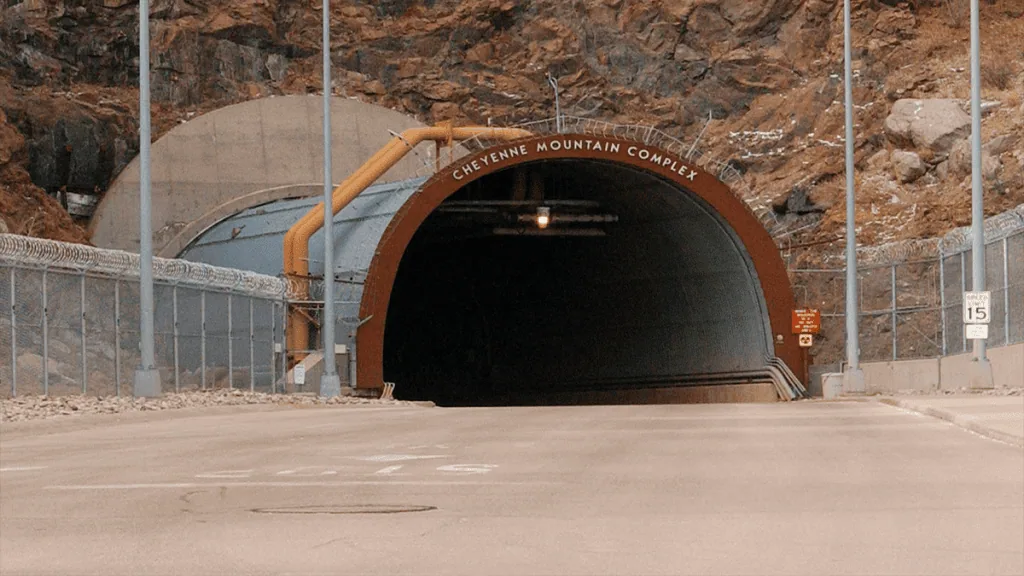 Quels sont les 10 bâtiments les plus sûrs au monde ? La photo montre l'entrée du complexe militaire sur la montagne Cheyenne.