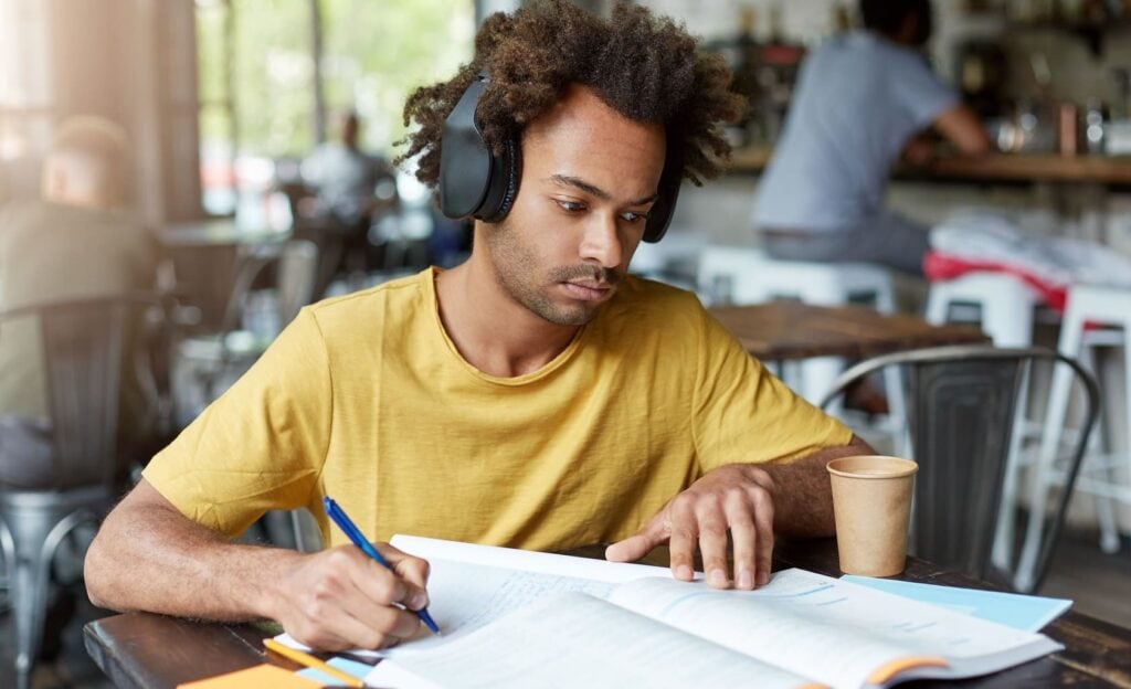 Homem usando música para evitar distrações e manter o foco no trabalho