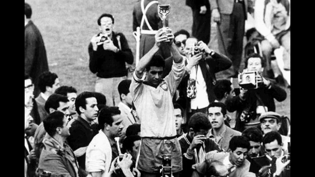 Zeitreisende: Sehen Sie faszinierende Bilder durch die Geschichte Zeitreisende: Sehen Sie faszinierende Bilder aus der Geschichte. Zeitreisen sind eines der beliebtesten Themen in der Science-Fiction und manche Leute behaupten, dass diese Fotos von Zeitreisenden real seien