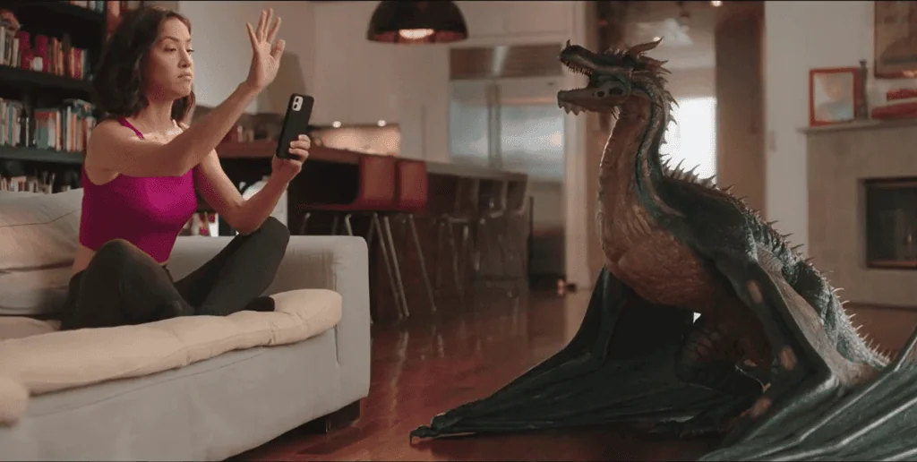 Dracarys: HBO bringt kostenlose Augmented-Reality-App auf den Markt Frau trainiert Drachen über Augmented Reality mit HBO-App