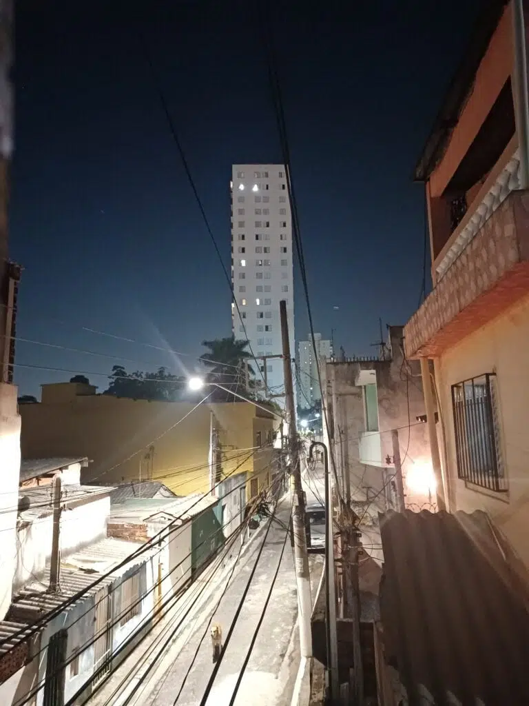 Review: galaxy m53 5g Imagem de um prédio.