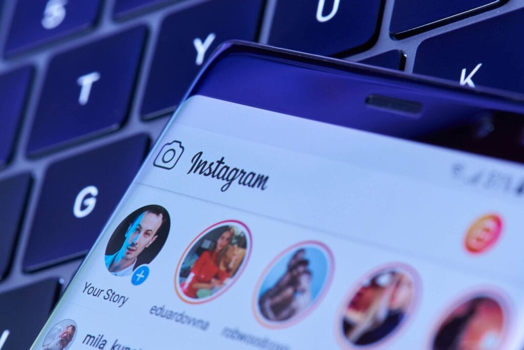 Representação do instagram stories em um smartphone, com um teclado preto ao fundo