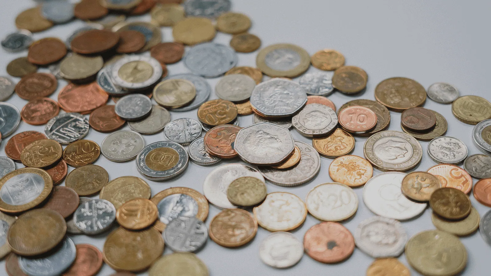 写真は、レアル、ドル、ユーロなど、さまざまな通貨のセント硬貨をいくつか示しています。