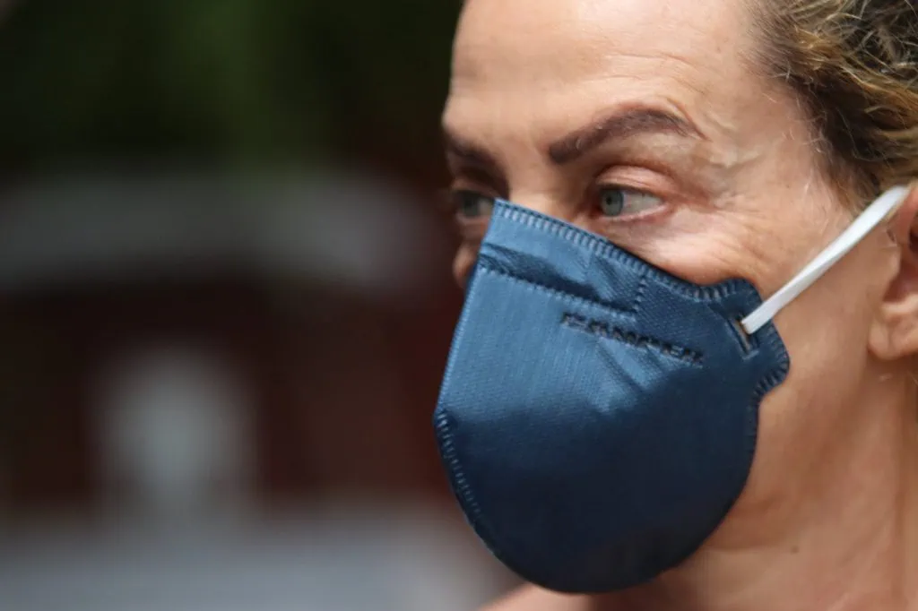Müssen Sie im Flug immer noch eine Maske tragen? Frau mit pff2-Maske.